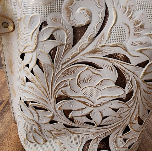 Patricia Nash purse cutout tooling with goldtone inlay, brushed brasstone - Picture 3 of 7